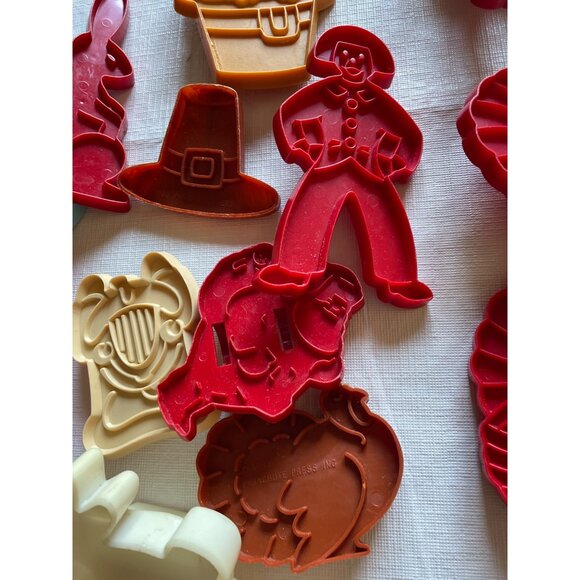 Vintage Christmas Thanksgiving Easter Holiday Cookie Cutter Set Plastic - Picture 5 of 16